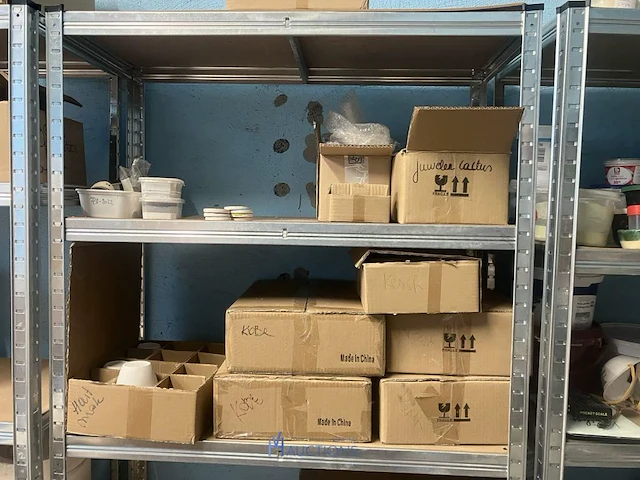 Grote partij diversen bestaande uit 15 diverse alu opbergrekken waaronder, diverse decoratiestukken, lamp, multiplex planken, diverse potten, tassen, knutselgerei, pvc geredschapskoffer, pvc emmers, klei, enzovoort - afbeelding 5 van  24