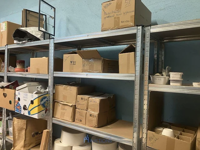 Grote partij diversen bestaande uit 15 diverse alu opbergrekken waaronder, diverse decoratiestukken, lamp, multiplex planken, diverse potten, tassen, knutselgerei, pvc geredschapskoffer, pvc emmers, klei, enzovoort - afbeelding 8 van  24