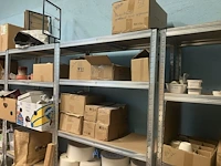 Grote partij diversen bestaande uit 15 diverse alu opbergrekken waaronder, diverse decoratiestukken, lamp, multiplex planken, diverse potten, tassen, knutselgerei, pvc geredschapskoffer, pvc emmers, klei, enzovoort - afbeelding 8 van  24