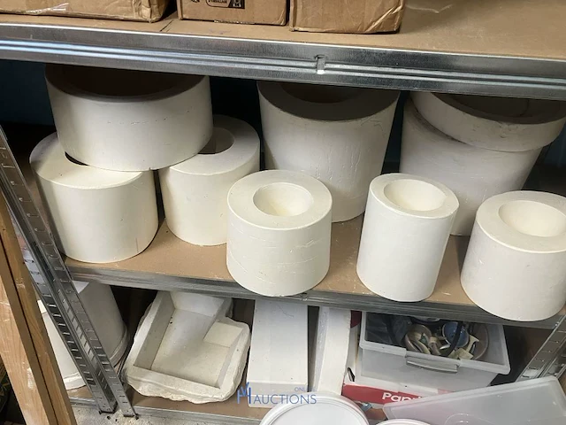 Grote partij diversen bestaande uit 15 diverse alu opbergrekken waaronder, diverse decoratiestukken, lamp, multiplex planken, diverse potten, tassen, knutselgerei, pvc geredschapskoffer, pvc emmers, klei, enzovoort - afbeelding 9 van  24