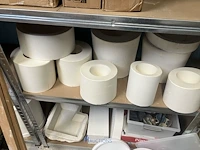 Grote partij diversen bestaande uit 15 diverse alu opbergrekken waaronder, diverse decoratiestukken, lamp, multiplex planken, diverse potten, tassen, knutselgerei, pvc geredschapskoffer, pvc emmers, klei, enzovoort - afbeelding 9 van  24
