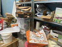 Grote partij diversen bestaande uit 15 diverse alu opbergrekken waaronder, diverse decoratiestukken, lamp, multiplex planken, diverse potten, tassen, knutselgerei, pvc geredschapskoffer, pvc emmers, klei, enzovoort - afbeelding 11 van  24
