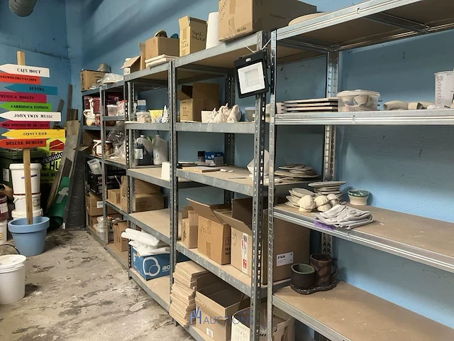 Grote partij diversen bestaande uit 15 diverse alu opbergrekken waaronder, diverse decoratiestukken, lamp, multiplex planken, diverse potten, tassen, knutselgerei, pvc geredschapskoffer, pvc emmers, klei, enzovoort - afbeelding 1 van  24