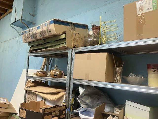 Grote partij diversen bestaande uit 15 diverse alu opbergrekken waaronder, diverse decoratiestukken, lamp, multiplex planken, diverse potten, tassen, knutselgerei, pvc geredschapskoffer, pvc emmers, klei, enzovoort - afbeelding 13 van  24