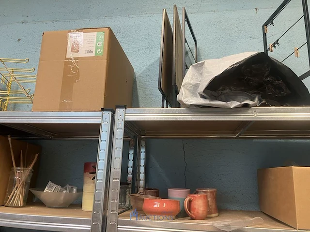 Grote partij diversen bestaande uit 15 diverse alu opbergrekken waaronder, diverse decoratiestukken, lamp, multiplex planken, diverse potten, tassen, knutselgerei, pvc geredschapskoffer, pvc emmers, klei, enzovoort - afbeelding 14 van  24