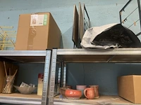 Grote partij diversen bestaande uit 15 diverse alu opbergrekken waaronder, diverse decoratiestukken, lamp, multiplex planken, diverse potten, tassen, knutselgerei, pvc geredschapskoffer, pvc emmers, klei, enzovoort - afbeelding 14 van  24