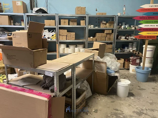 Grote partij diversen bestaande uit 15 diverse alu opbergrekken waaronder, diverse decoratiestukken, lamp, multiplex planken, diverse potten, tassen, knutselgerei, pvc geredschapskoffer, pvc emmers, klei, enzovoort - afbeelding 12 van  24