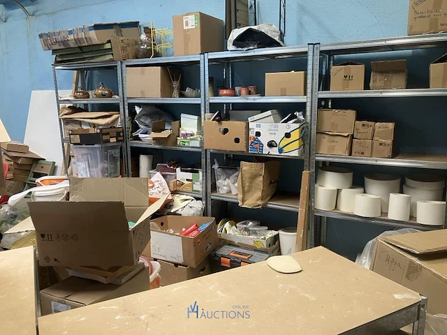 Grote partij diversen bestaande uit 15 diverse alu opbergrekken waaronder, diverse decoratiestukken, lamp, multiplex planken, diverse potten, tassen, knutselgerei, pvc geredschapskoffer, pvc emmers, klei, enzovoort - afbeelding 18 van  24