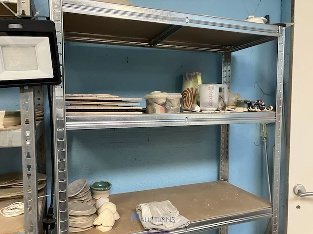Grote partij diversen bestaande uit 15 diverse alu opbergrekken waaronder, diverse decoratiestukken, lamp, multiplex planken, diverse potten, tassen, knutselgerei, pvc geredschapskoffer, pvc emmers, klei, enzovoort - afbeelding 19 van  24