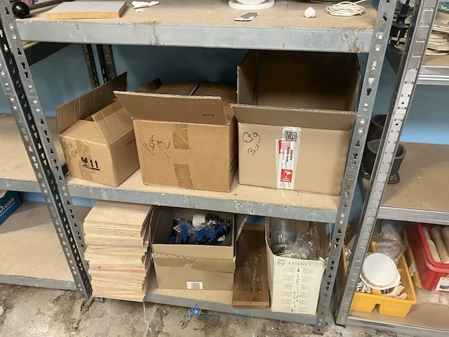 Grote partij diversen bestaande uit 15 diverse alu opbergrekken waaronder, diverse decoratiestukken, lamp, multiplex planken, diverse potten, tassen, knutselgerei, pvc geredschapskoffer, pvc emmers, klei, enzovoort - afbeelding 21 van  24