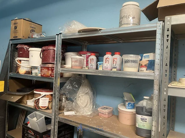 Grote partij diversen bestaande uit 15 diverse alu opbergrekken waaronder, diverse decoratiestukken, lamp, multiplex planken, diverse potten, tassen, knutselgerei, pvc geredschapskoffer, pvc emmers, klei, enzovoort - afbeelding 24 van  24