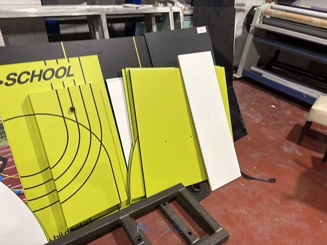 Grote partij diversen met metalen en winkelinrichting - afbeelding 4 van  26