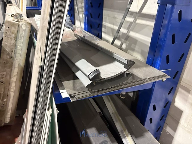 Grote partij diversen met metalen en winkelinrichting - afbeelding 11 van  26
