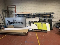 Grote partij diversen met metalen en winkelinrichting