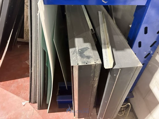 Grote partij diversen met metalen en winkelinrichting - afbeelding 13 van  26