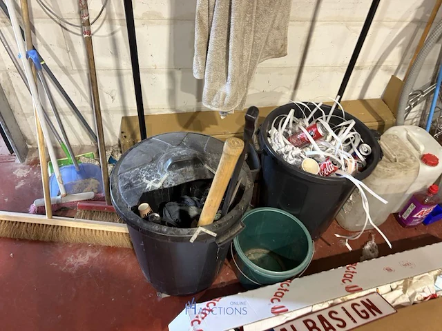 Grote partij diversen met metalen en winkelinrichting - afbeelding 15 van  26