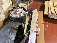 Grote partij diversen met metalen en winkelinrichting - afbeelding 16 van  26