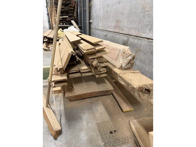 Grote partij (eik-)hout - planken, latten, profielen, plaatmateriaal - afbeelding 14 van  44