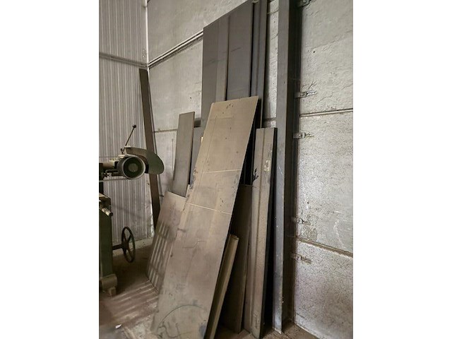 Grote partij (eik-)hout - planken, latten, profielen, plaatmateriaal - afbeelding 21 van  44