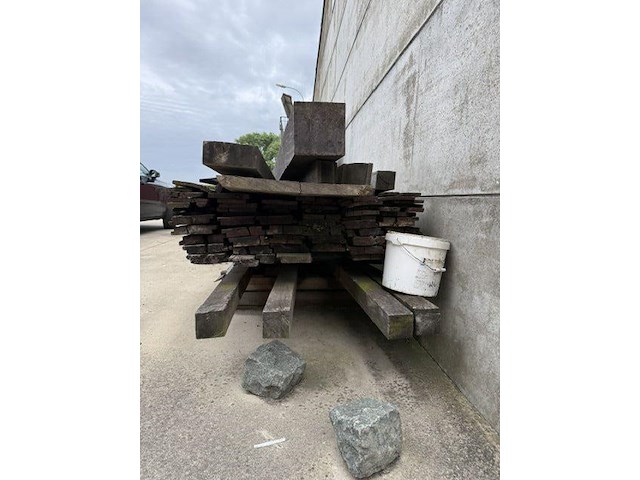 Grote partij (eik-)hout - planken, latten, profielen, plaatmateriaal - afbeelding 39 van  44