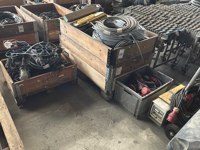 Grote partij electro kabel en stekkers - afbeelding 1 van  2