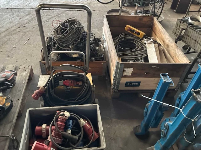 Grote partij electro kabel en stekkers - afbeelding 1 van  4
