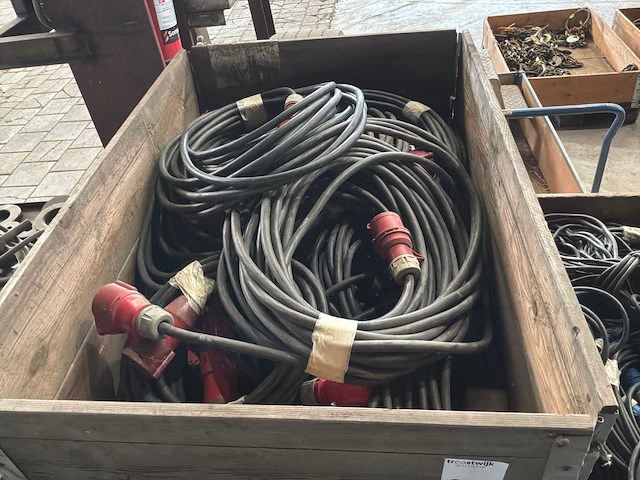 Grote partij electro kabel met stekkers - afbeelding 1 van  2