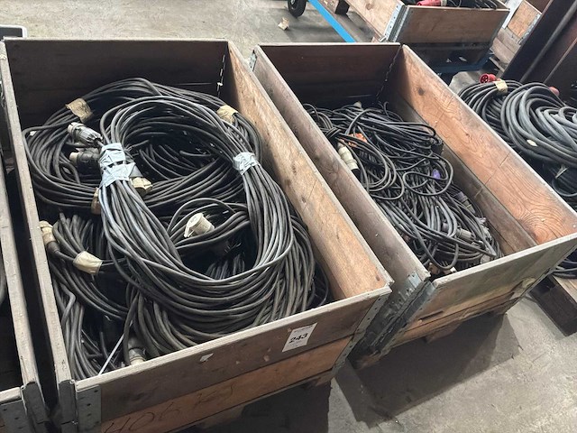 Grote partij electro kabel met stekkers - afbeelding 1 van  4