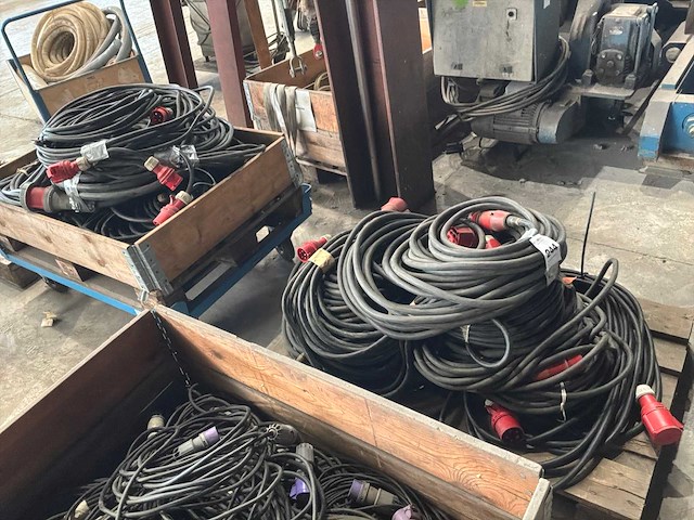 Grote partij electro kabel met stekkers - afbeelding 1 van  3