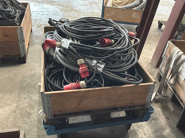 Grote partij electro kabel met stekkers - afbeelding 1 van  1