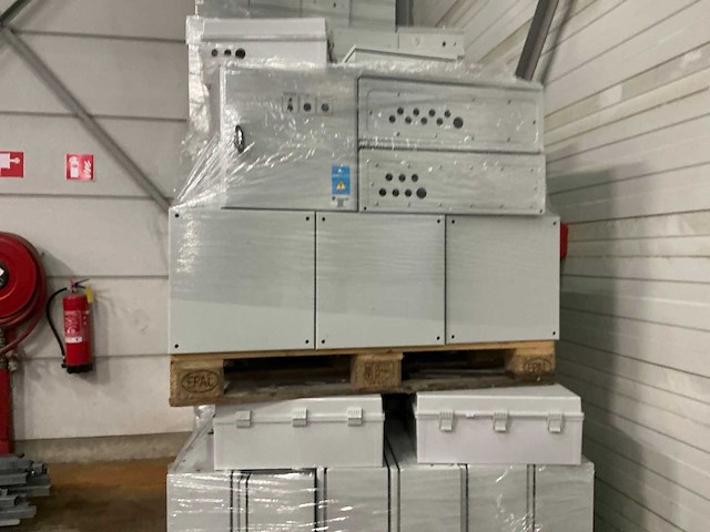 Grote partij elektriciteitskasten - afbeelding 4 van  5
