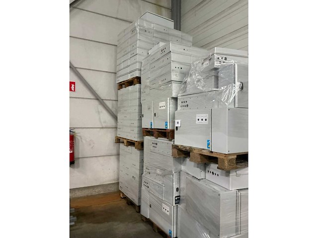 Grote partij elektriciteitskasten - afbeelding 7 van  7