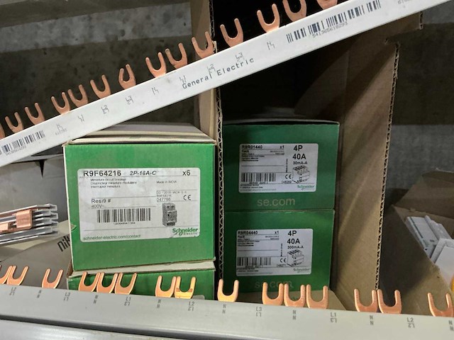 Grote partij elektrische onderdelen - afbeelding 32 van  44
