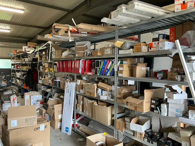 Grote partij elektro-technisch installatiemateriaal - afbeelding 1 van  7