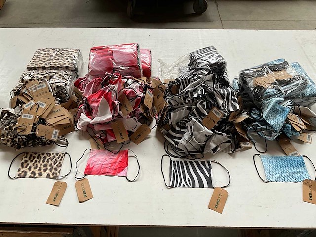 Grote partij fair trade wasbare mondkapjes 4 kleuren - afbeelding 1 van  10
