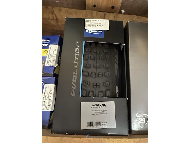 Grote partij fietsbanden - afbeelding 53 van  64