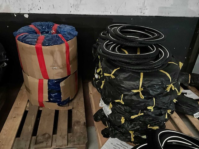 Grote partij fietsbanden - afbeelding 10 van  11