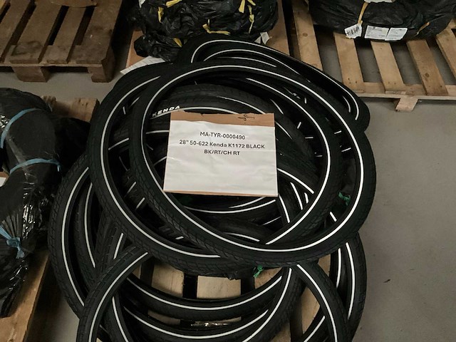 Grote partij fietsbanden - afbeelding 11 van  11