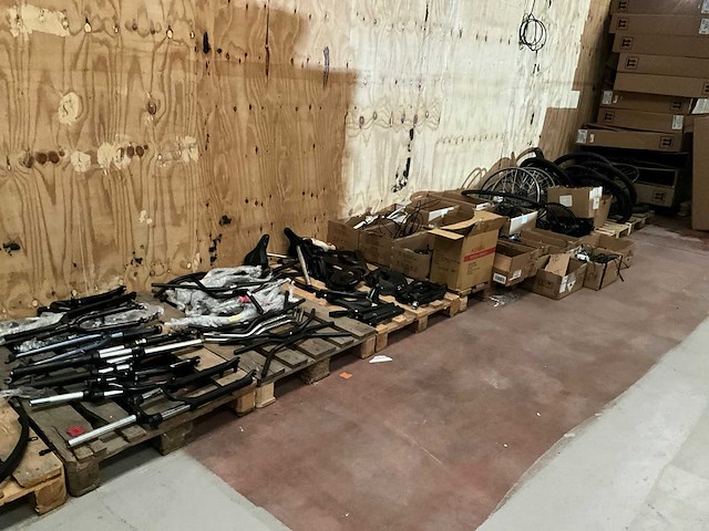 Grote partij fietsonderdelen - afbeelding 1 van  8