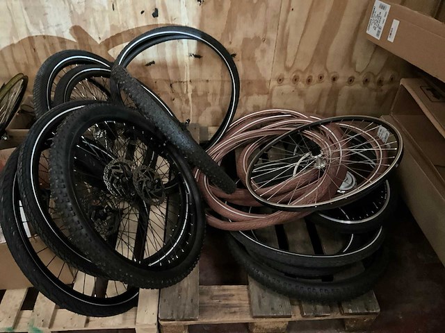 Grote partij fietsonderdelen - afbeelding 2 van  8