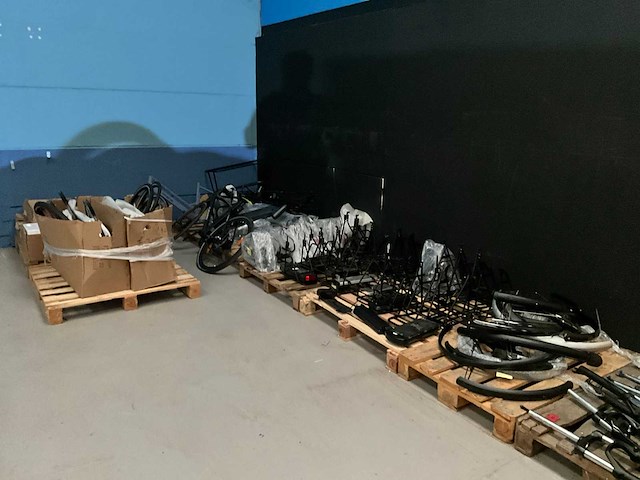 Grote partij fietsonderdelen - afbeelding 1 van  8