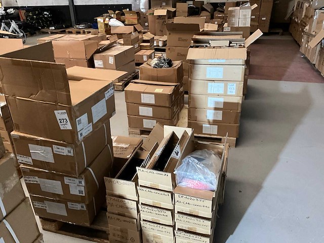 Grote partij fietsonderdelen - afbeelding 1 van  21