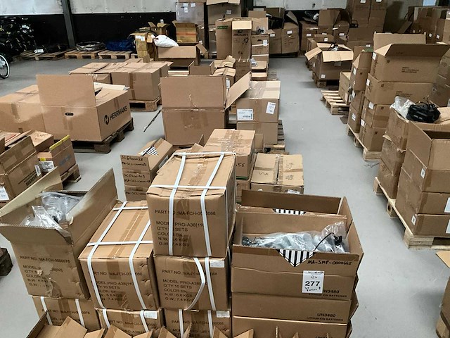 Grote partij fietsonderdelen - afbeelding 1 van  17