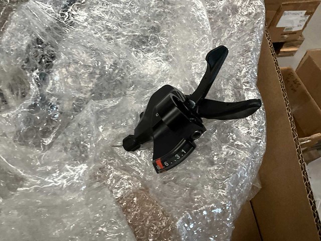 Grote partij fietsonderdelen - afbeelding 2 van  18