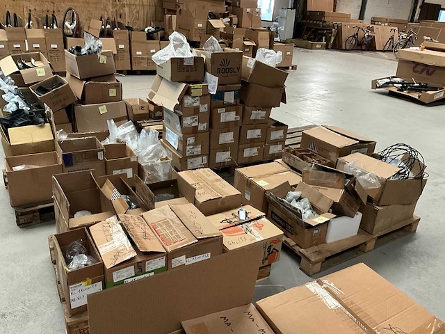 Grote partij fietsonderdelen - afbeelding 1 van  18