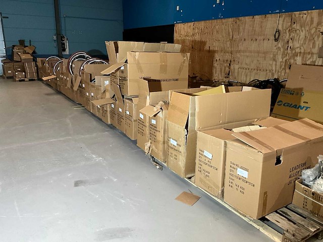 Grote partij fietswielen - afbeelding 1 van  12