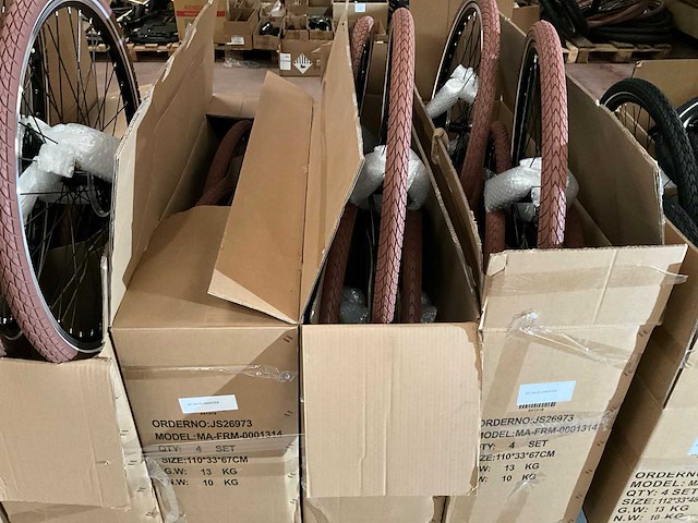 Grote partij fietswielen - afbeelding 6 van  12