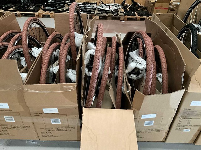 Grote partij fietswielen - afbeelding 8 van  12