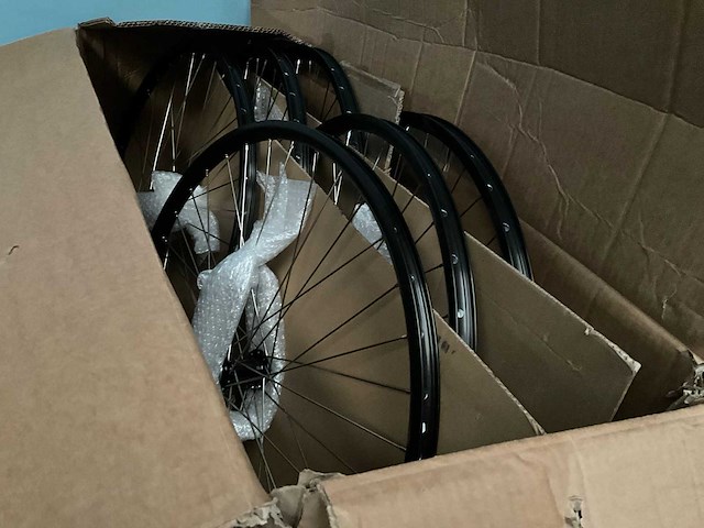 Grote partij fietswielen - afbeelding 12 van  12
