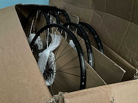 Grote partij fietswielen - afbeelding 12 van  12